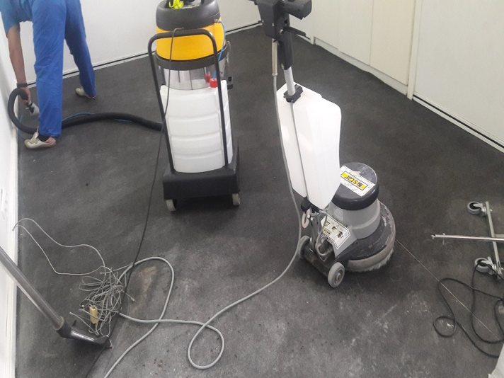Halı yıkama makinesi iş başında
